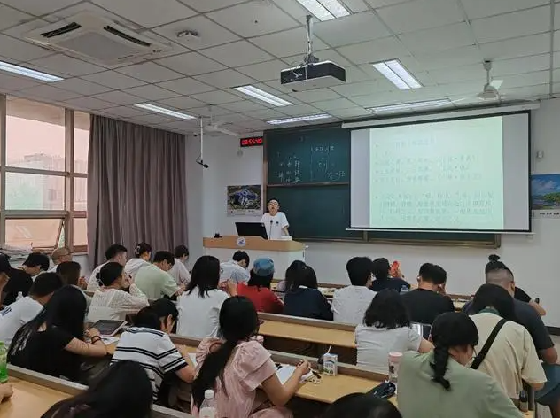 系统缺乏对个性化发展的重视虽新增数字化跨学科相关课程