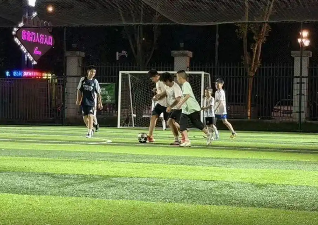 学子走出教室在家校协同伙伴相伴的实践