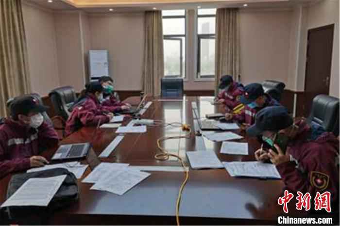 图为江西省疾控系统支援武汉防疫队流调组在写报告。 陈姝慧 摄 江西省疾控系统支援武汉防疫队满月记(图)