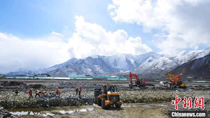 图为3月16日,多辆装载机正有条不紊地进行防冲槽抛石回填作业。 张伟 摄 西藏拉萨河综合整治工程总体进度未受影响